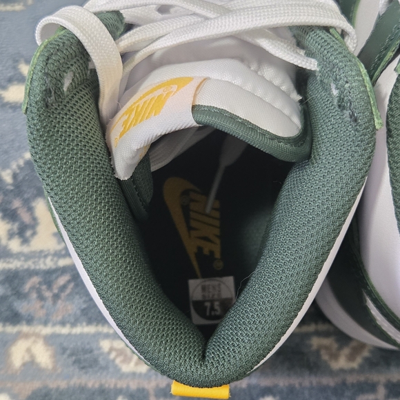 NWOT Nike Dunk High Retro Men's Green and White High-Top Sneakers - Picture 6 of 7